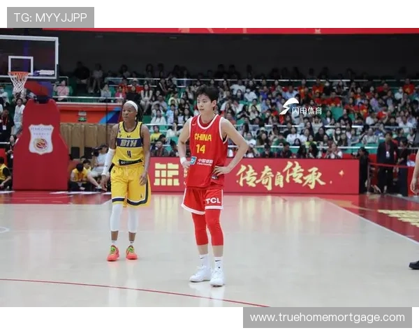 杨舒予球场上严肃得跟个老板，私下却能为了个夜宵翻遍半个城！