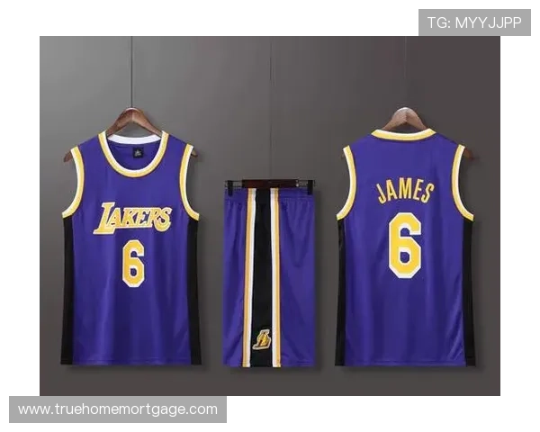 科比凌晨四点的豪宅车库，停着七辆超跑却只穿一件旧球衣